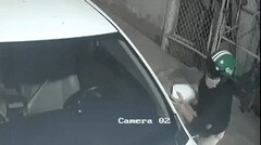 Liên tiếp phát hiện nhóm thanh niên mặc áo đồng phục Grab bike đi bẻ gương ô tô 