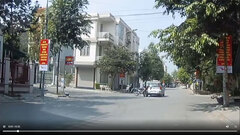 Sang đường với tốc độ “thần sầu”, xe máy tan nát vì đâm thẳng vào taxi