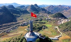 Tự hào lá cờ Việt Nam trên hành trình chinh phục miền biên ải 