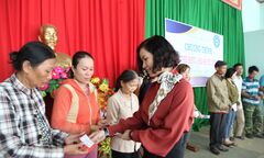 Hơn 100 người dân nghèo được tặng thẻ BHYT 