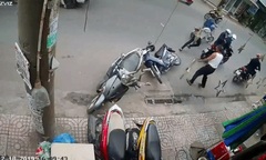 Video: Ngăn cản nhóm đối tượng trộm xe máy, người đàn ông bị xịt hơi cay thẳng vào mặt