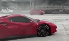 Siêu xe Ferrari 488 Spider thực hiện màn “xoáy khói” tại trạm xăng