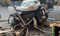 Honda CR-V lao như bay, tông thẳng vào salon tóc ven đường