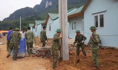 Ấm lòng hình ảnh những cán bộ, chiến sĩ hết lòng vì người dân vùng lũ Sa Ná