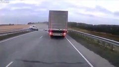 Thảm kịch khi hai xe đấu đầu trên đường cao tốc