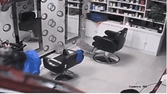 Video: Ôtô mất lái tông thẳng vào tiệm uốn tóc khiến 2 người bị thương