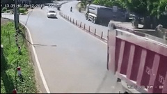 Người đàn ông không đội mũ bảo hiểm, chạy xe máy lấn làn, lạng lách vượt container