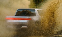 Cận cảnh màn xoáy đỉnh cao của bán tải Rivian R1T, quay tròn 360 độ nhưng không rời vị trí