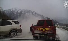 Tài xế xe cẩu suýt mất mạng vì một chiếc SUV trượt dốc, bất ngờ văng xuống phía dưới