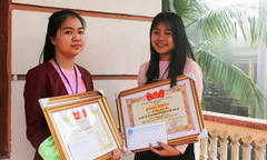 Khen thưởng hai nữ sinh trường nội trú nhặt được của rơi trả người đánh mất