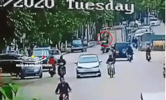 Video: Đánh lái tránh ô tô mở cửa đột ngột, người phụ nữ bị xe tải cán chết thương tâm