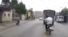 Tránh ô tô, người đàn ông đi xe máy cuống cuồng đạp phanh đến văng cả dép