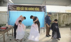 Hà Tĩnh: Học sinh nghèo thích thú với tiệm cắt tóc 0 đồng của thầy giáo