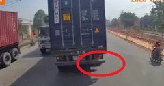 Video: Hãi hùng cảnh container bị mất bánh sau, lắc lư đổ nghiêng nhưng tài xế vẫn thản nhiên chạy trên đường