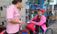 Ấm áp tại phiên chợ 0 đồng cho người bệnh ở bệnh viện Thủ Đức