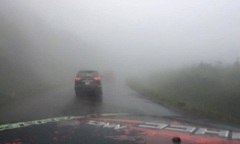 Hãi hùng cảnh xe bán tải bỗng nhiên lách làn, đối đầu xe đổ đèo giữa trời mưa lạnh
