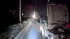 Video:  "Hung thần xa lộ " lấn làn ẩu, ép container khác phanh cháy lốp