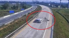 Video: Ôtô nổ lốp đâm vào rào chắn cao tốc, hành khách trên xe bị hất văng tứ phía