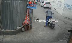 Trộm xe máy nhanh như chớp trong ngõ vắng nhưng lặng lẽ để lại mũ bảo hiểm cho chủ xe