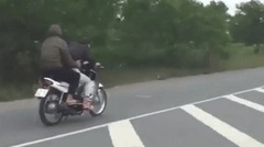 Video: Hai thanh niên không đội mũ bảo hiểm liều lĩnh bốc đầu xe máy trước CSGT