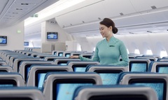 Tiếp viên Vietnam Airlines trả lại cả túi kim cương khách quên trên máy bay