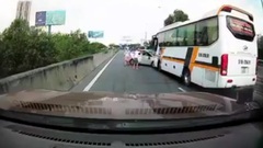 Video: Hung hăng chèn xe khách, xe con nhận kết  "đắng "