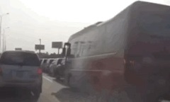 Video: Chuyển làn không quan sát, bán tải bị đâm văng, nằm phơi bụng giữa đường