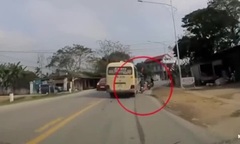 Video: Va chạm với xe đi ngược chiều, xe đạp điện văng thẳng vào gầm container