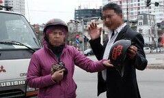 Bị xử lý vi phạm nồng độ cồn, người đàn ông đòi ‘biếu’ CSGT xe máy, nhất định không ký biên bản