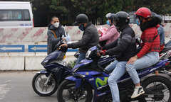 Xúc động hình ảnh sư thầy tặng khẩu trang cho người đi đường