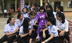 'Sứ giả' truyền cảm hứng cho học trò vùng khó khăn