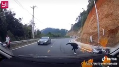 Video: Xe tay ga mất phanh khi đang đổ đèo, thanh niên liều mạng nhảy xuống đường
