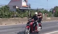 Video: Thanh niên  "diễn xiếc " trên xe máy và cái kết ngã sấp mặt giữa đường