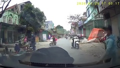 Camera hành trình vô tình  "bắt quả tang " người đàn ông dàn cảnh ăn vạ trước mũi xe 