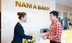 Nhân viên ngân hàng phòng tránh virus Corona