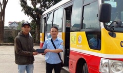Nhặt được hơn 15 triệu đồng, nhân viên xe buýt ở Hà Tĩnh trả lại khách đánh rơi