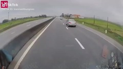 Video: Pha xử lý khó hiểu của tài xế xe con gây tai nạn cho phương tiện đi cùng chiều