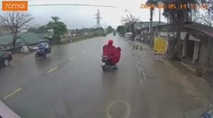 Video: Người phụ nữ lạng lách đầy mạo hiểm trước mũi xe tải