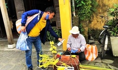 Chủ tiệm cà phê đóng quán, đi khắp Hội An phát khẩu trang miễn phí