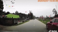 Video: Phi xe tốc độ cao và va chạm với ô tô, 2 thanh niên bị văng xuống máng bê tông