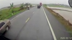  Người đi đường hốt hoảng chứng kiến cảnh ô tô bật tung nắp máy khi đang chạy