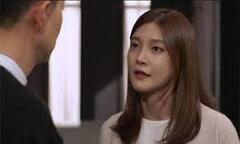 Mở tủ ra thấy vợ có áo mới, chồng điên tiết cầm kéo vừa cắt vừa chửi:  "Đồ ăn bám, hoang phí "