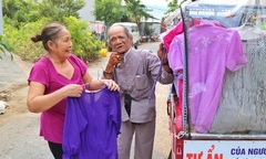 Niềm vui tuổi già của cụ ông 80 tuổi chạy xe ba gác bán quần áo 0 đồng 