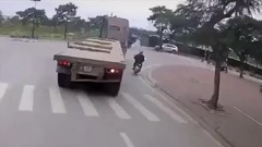 Video: Pha cắt cua kinh hoàng của container trong khu đô thị ở Hà Nội