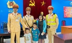 Hà Nội: Cảnh sát giao thông tìm người thân cho hai cháu bé đi lạc 