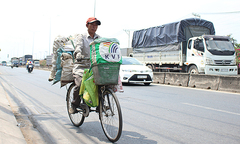 Người đàn ông nhặt ve chai suốt 8 năm ròng miệt mài hút đinh trên quốc lộ