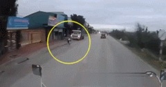 Video: Nam thanh niên suýt mất mạng dưới gầm xe container vì sang đường kiểu tự sát