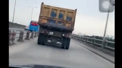 Hà Nội: Xe tải liên tục đánh võng trên cầu Thanh Trì khiến nhiều người khiếp vía