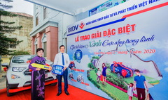 Gửi tiết kiệm xanh, khách hàng BIDV trúng ô tô gần 700 triệu đồng 