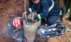 Gia Lai: Giải cứu bé trai mắc kẹt trong trụ điện